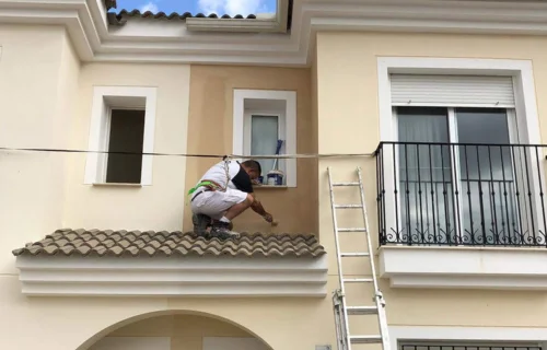 Fotografía de Deco Reina pintando el exterior de una casa como servicios de pintura
